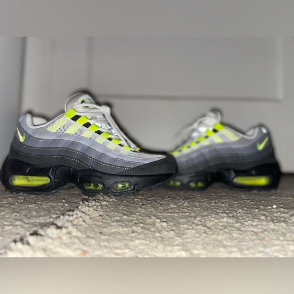 Air maxes Nike shoes - Picture 6 of 8